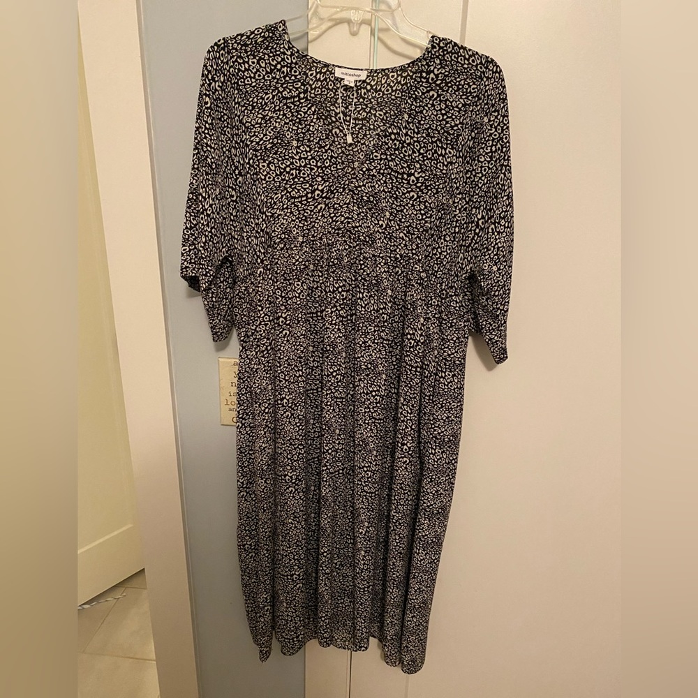 Black & white dress that has never been worn. Light weight dress for summer/fall